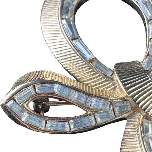 Vtg Signed Crown Trifari Gold Tone Bow Ribbon Clear Rhinestones Brooch Pin 2” - Picture 9 of 14